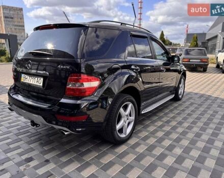 Черный Мерседес М-Класс, объемом двигателя 5.5 л и пробегом 133 тыс. км за 16000 $, фото 2 на Automoto.ua