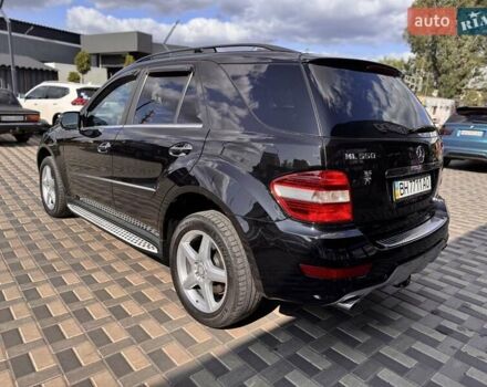 Черный Мерседес М-Класс, объемом двигателя 5.5 л и пробегом 133 тыс. км за 16000 $, фото 5 на Automoto.ua