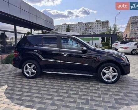 Черный Мерседес М-Класс, объемом двигателя 5.5 л и пробегом 133 тыс. км за 16000 $, фото 10 на Automoto.ua