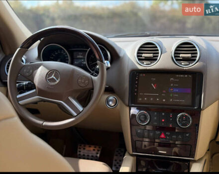 Черный Мерседес М-Класс, объемом двигателя 3.5 л и пробегом 225 тыс. км за 14000 $, фото 16 на Automoto.ua