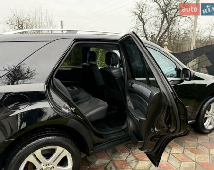 Черный Мерседес М-Класс, объемом двигателя 3 л и пробегом 268 тыс. км за 14250 $, фото 45 на Automoto.ua