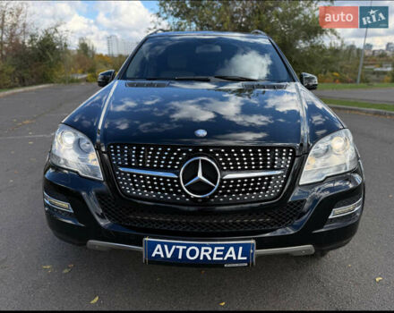 Черный Мерседес М-Класс, объемом двигателя 3.5 л и пробегом 225 тыс. км за 14000 $, фото 1 на Automoto.ua