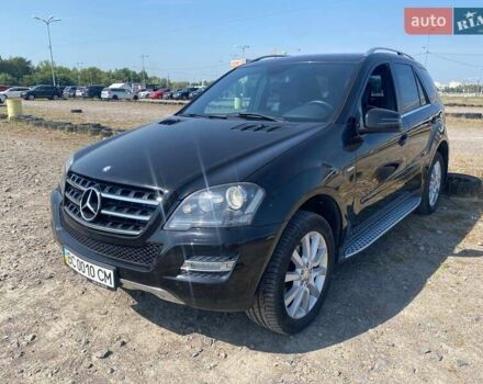 Черный Мерседес М-Класс, объемом двигателя 3.72 л и пробегом 80 тыс. км за 17999 $, фото 2 на Automoto.ua