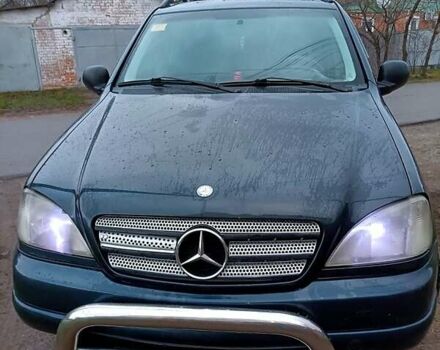Черный Мерседес М-Класс, объемом двигателя 2.3 л и пробегом 300 тыс. км за 5300 $, фото 1 на Automoto.ua