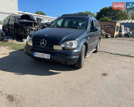 Черный Мерседес М-Класс, объемом двигателя 2.7 л и пробегом 300 тыс. км за 3999 $, фото 1 на Automoto.ua