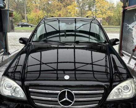 Черный Мерседес М-Класс, объемом двигателя 3.5 л и пробегом 230 тыс. км за 7500 $, фото 1 на Automoto.ua