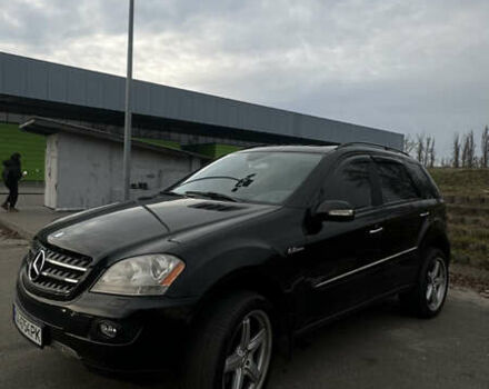 Черный Мерседес М-Класс, объемом двигателя 4.97 л и пробегом 335 тыс. км за 10500 $, фото 1 на Automoto.ua