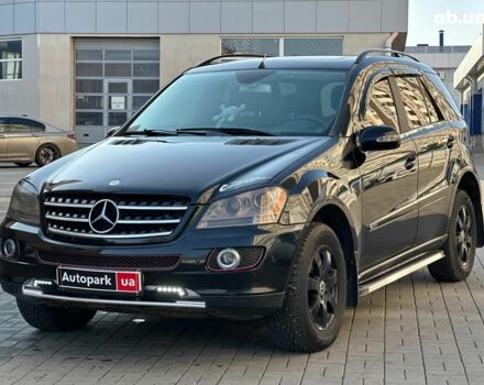 Черный Мерседес М-Класс, объемом двигателя 3.5 л и пробегом 214 тыс. км за 10940 $, фото 1 на Automoto.ua