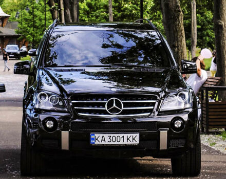 Черный Мерседес М-Класс, объемом двигателя 6.2 л и пробегом 220 тыс. км за 12999 $, фото 1 на Automoto.ua