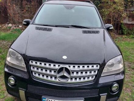 Черный Мерседес М-Класс, объемом двигателя 5.46 л и пробегом 310 тыс. км за 14000 $, фото 1 на Automoto.ua