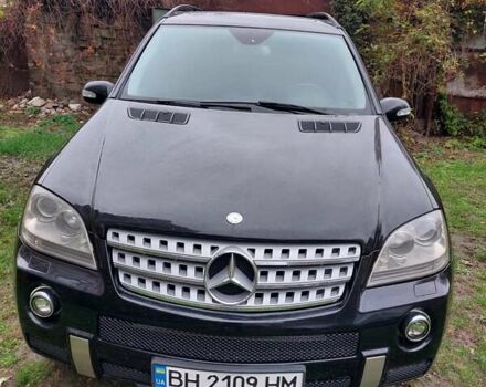 Черный Мерседес М-Класс, объемом двигателя 5.46 л и пробегом 310 тыс. км за 14000 $, фото 1 на Automoto.ua