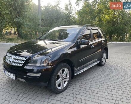 Черный Мерседес М-Класс, объемом двигателя 3.5 л и пробегом 70 тыс. км за 11000 $, фото 1 на Automoto.ua