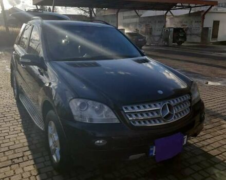 Черный Мерседес М-Класс, объемом двигателя 3 л и пробегом 319 тыс. км за 14000 $, фото 1 на Automoto.ua