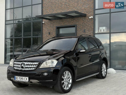 Черный Мерседес М-Класс, объемом двигателя 3 л и пробегом 300 тыс. км за 12000 $, фото 1 на Automoto.ua