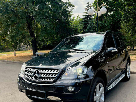 Черный Мерседес М-Класс, объемом двигателя 3.5 л и пробегом 113 тыс. км за 12500 $, фото 1 на Automoto.ua