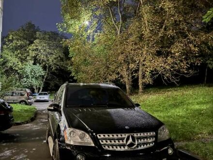 Чорний Мерседес М-Клас, об'ємом двигуна 5.46 л та пробігом 176 тис. км за 12500 $, фото 1 на Automoto.ua