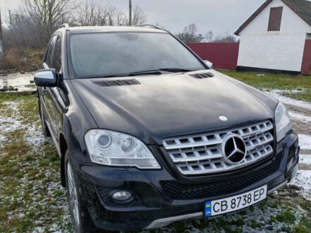 Черный Мерседес М-Класс, объемом двигателя 3 л и пробегом 301 тыс. км за 12800 $, фото 1 на Automoto.ua