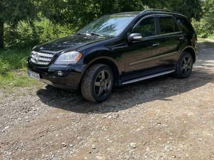 Черный Мерседес М-Класс, объемом двигателя 3.5 л и пробегом 330 тыс. км за 8900 $, фото 1 на Automoto.ua