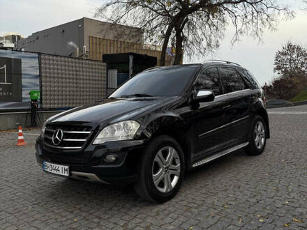 Черный Мерседес М-Класс, объемом двигателя 3.5 л и пробегом 192 тыс. км за 12500 $, фото 1 на Automoto.ua