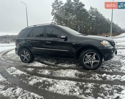 Черный Мерседес М-Класс, объемом двигателя 3.5 л и пробегом 242 тыс. км за 8500 $, фото 1 на Automoto.ua