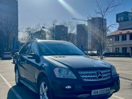 Черный Мерседес М-Класс, объемом двигателя 3.5 л и пробегом 313 тыс. км за 8600 $, фото 1 на Automoto.ua