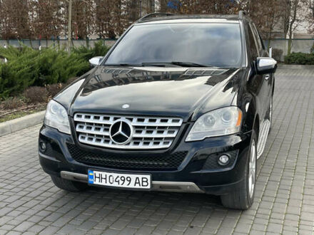 Черный Мерседес М-Класс, объемом двигателя 3.5 л и пробегом 281 тыс. км за 10000 $, фото 1 на Automoto.ua