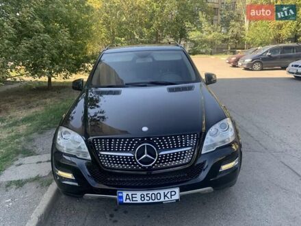 Черный Мерседес М-Класс, объемом двигателя 3.5 л и пробегом 225 тыс. км за 14000 $, фото 1 на Automoto.ua