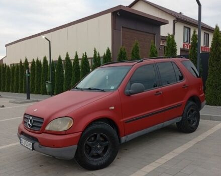 Красный Мерседес М-Класс, объемом двигателя 3.2 л и пробегом 264 тыс. км за 4850 $, фото 1 на Automoto.ua