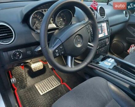 Мерседес М-Класс 2006 в Путиле на Automoto.ua Красный Мерседес М-Класс, объемом двигателя 2.99 л и пробегом 337 тыс. км за 12233 $, фото 5 на Automoto.ua