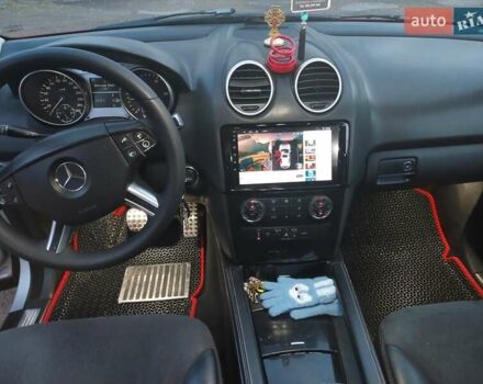 Мерседес М-Класс 2006 в Путиле на Automoto.ua Красный Мерседес М-Класс, объемом двигателя 2.99 л и пробегом 337 тыс. км за 12233 $, фото 4 на Automoto.ua