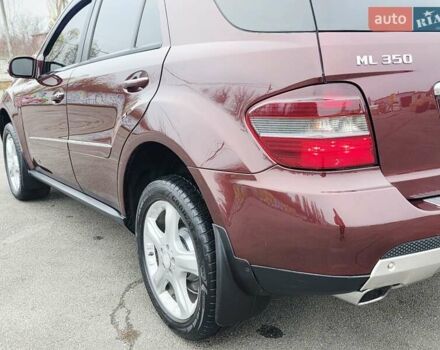 Красный Мерседес М-Класс, объемом двигателя 3.5 л и пробегом 266 тыс. км за 9333 $, фото 36 на Automoto.ua