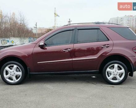 Красный Мерседес М-Класс, объемом двигателя 3.5 л и пробегом 266 тыс. км за 11499 $, фото 1 на Automoto.ua