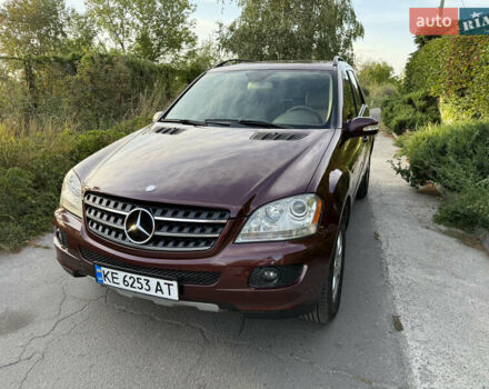 Красный Мерседес М-Класс, объемом двигателя 3.5 л и пробегом 175 тыс. км за 11500 $, фото 4 на Automoto.ua