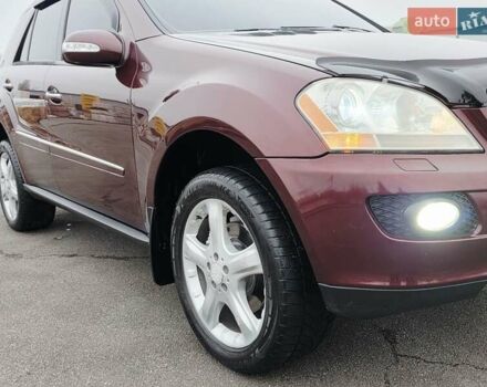 Красный Мерседес М-Класс, объемом двигателя 3.5 л и пробегом 266 тыс. км за 9333 $, фото 45 на Automoto.ua