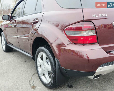 Красный Мерседес М-Класс, объемом двигателя 3.5 л и пробегом 266 тыс. км за 11499 $, фото 20 на Automoto.ua