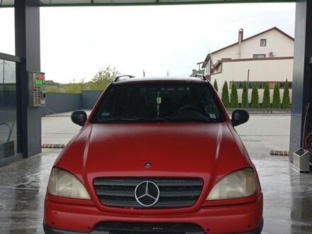 Красный Мерседес М-Класс, объемом двигателя 3.2 л и пробегом 264 тыс. км за 4850 $, фото 1 на Automoto.ua