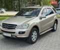 Желтый Мерседес М-Класс, объемом двигателя 2.99 л и пробегом 250 тыс. км за 11500 $, фото 1 на Automoto.ua