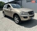 Желтый Мерседес М-Класс, объемом двигателя 3 л и пробегом 380 тыс. км за 5300 $, фото 1 на Automoto.ua