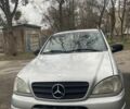 Серый Мерседес М-Класс, объемом двигателя 2.3 л и пробегом 390 тыс. км за 5505 $, фото 1 на Automoto.ua