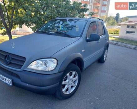 Серый Мерседес М-Класс, объемом двигателя 4.3 л и пробегом 375 тыс. км за 4000 $, фото 1 на Automoto.ua