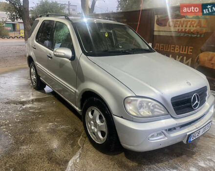 Серый Мерседес М-Класс, объемом двигателя 2.7 л и пробегом 400 тыс. км за 2000 $, фото 1 на Automoto.ua