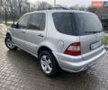 Сірий Мерседес М-Клас, об'ємом двигуна 4 л та пробігом 390 тис. км за 6300 $, фото 1 на Automoto.ua
