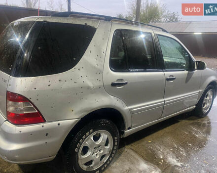 Серый Мерседес М-Класс, объемом двигателя 2.7 л и пробегом 400 тыс. км за 2000 $, фото 3 на Automoto.ua