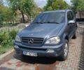 Серый Мерседес М-Класс, объемом двигателя 2.7 л и пробегом 350 тыс. км за 4049 $, фото 1 на Automoto.ua