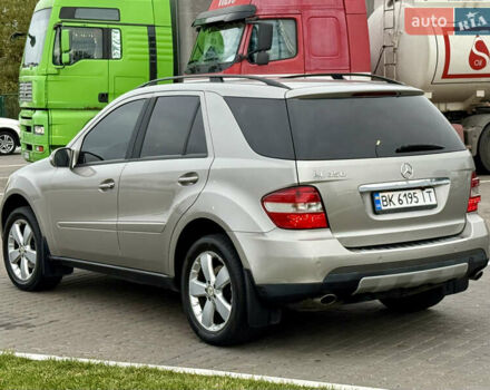 Серый Мерседес М-Класс, объемом двигателя 3.5 л и пробегом 300 тыс. км за 7999 $, фото 14 на Automoto.ua