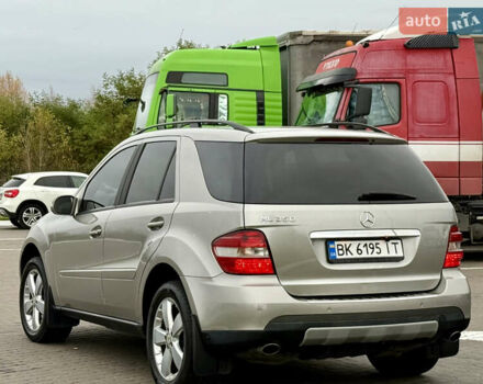 Серый Мерседес М-Класс, объемом двигателя 3.5 л и пробегом 300 тыс. км за 7999 $, фото 16 на Automoto.ua