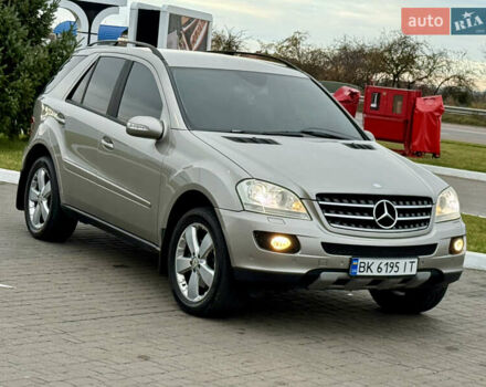 Серый Мерседес М-Класс, объемом двигателя 3.5 л и пробегом 300 тыс. км за 7999 $, фото 6 на Automoto.ua