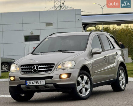 Серый Мерседес М-Класс, объемом двигателя 3.5 л и пробегом 300 тыс. км за 7999 $, фото 3 на Automoto.ua