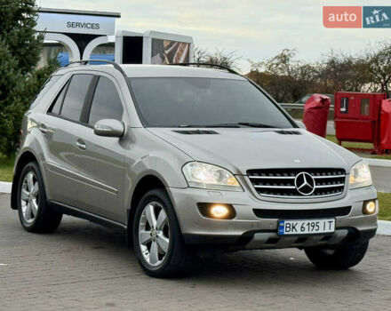 Серый Мерседес М-Класс, объемом двигателя 3.5 л и пробегом 300 тыс. км за 7999 $, фото 5 на Automoto.ua