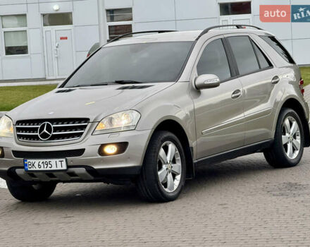 Серый Мерседес М-Класс, объемом двигателя 3.5 л и пробегом 300 тыс. км за 7999 $, фото 7 на Automoto.ua